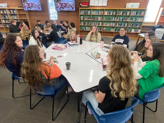 Students speaking with Mazama alumni about applying to college